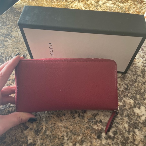 Red  authentic GUCCI wallet .  3 years old . - Picture 3 of 4